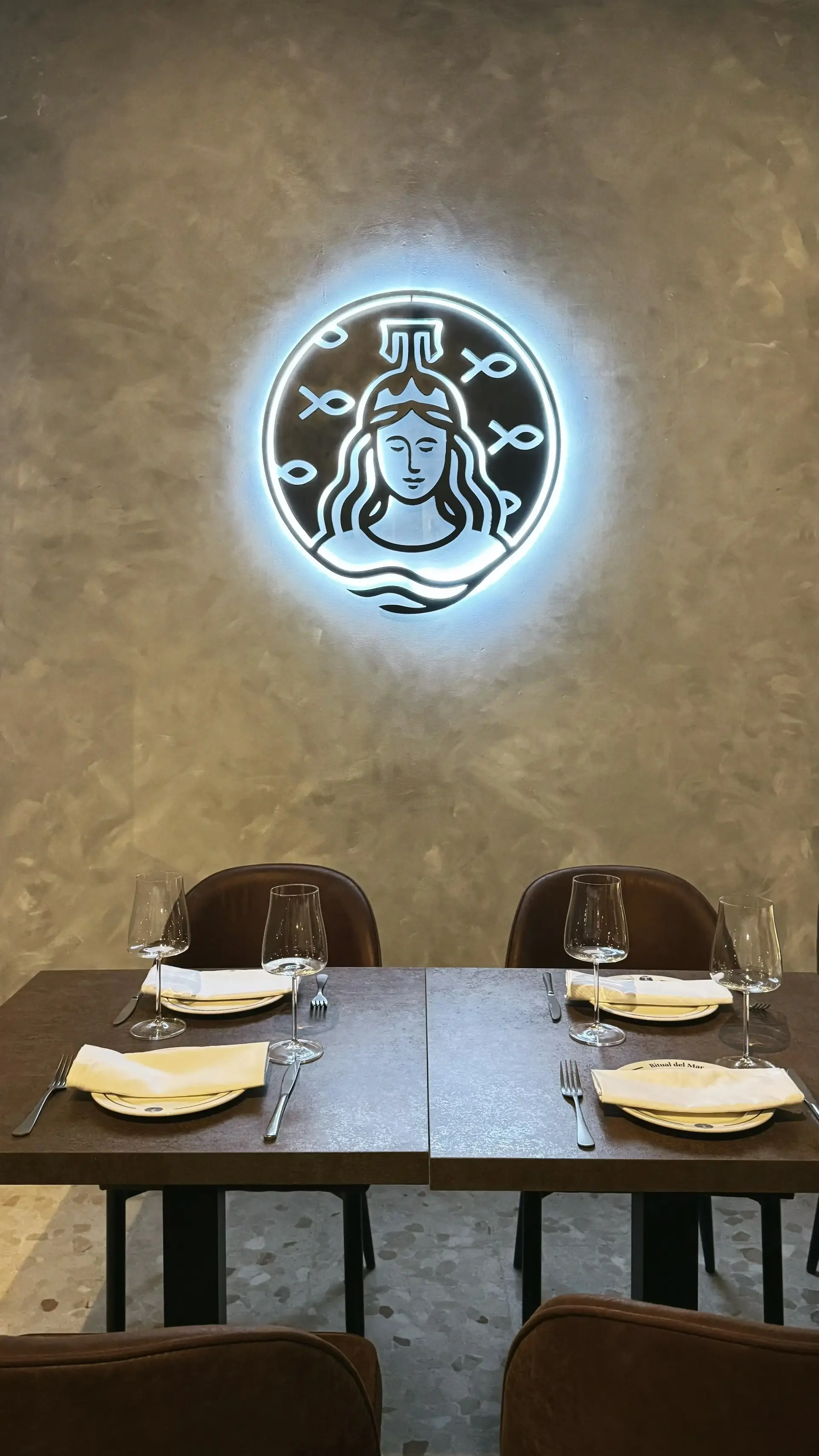 Letrero de neón en el restaurante