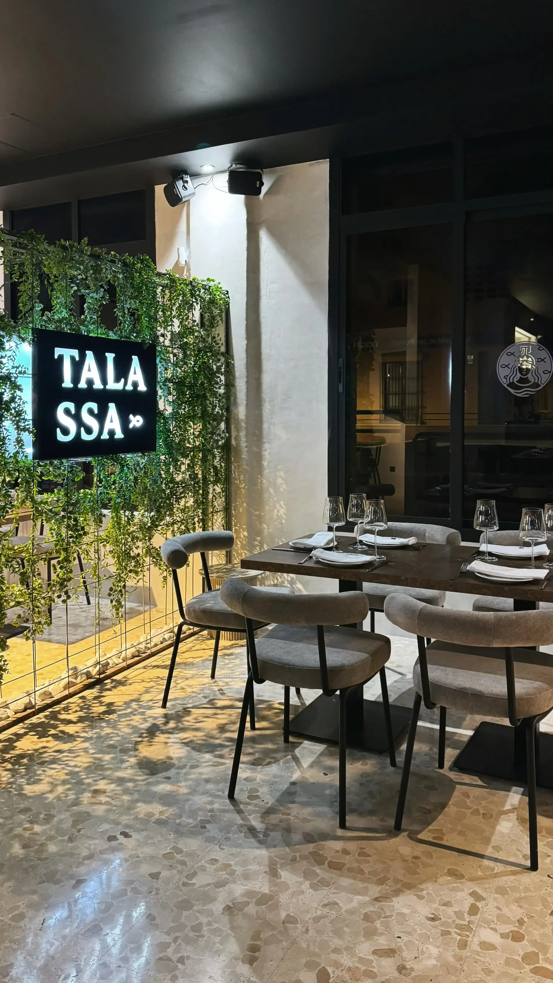 Detalle de vegetación y decoración en Talassa